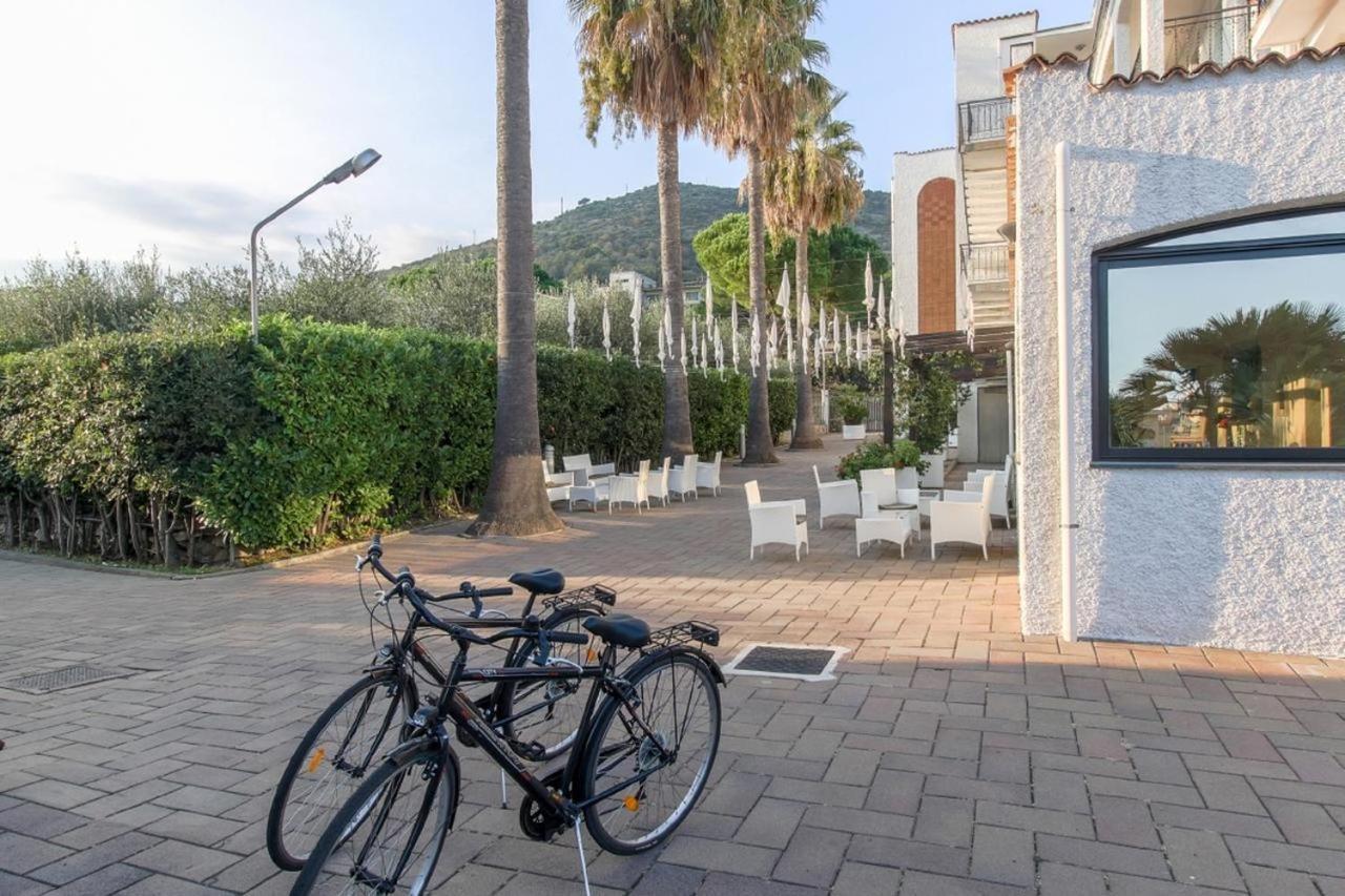 Liguria Apartments Pietra Ligure Esterno foto